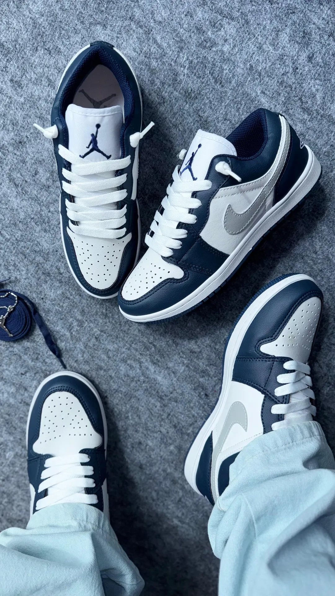 Tênis casual cano baixo branco com azul-marinho