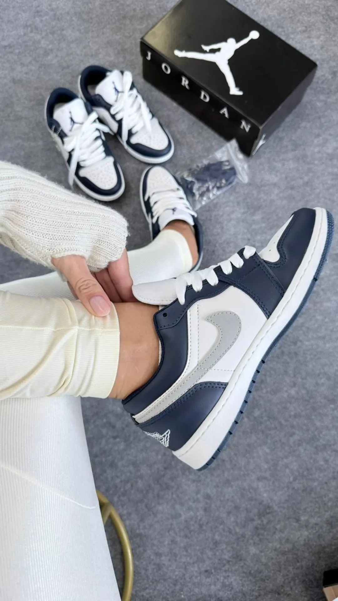 Tênis casual cano baixo branco com azul-marinho