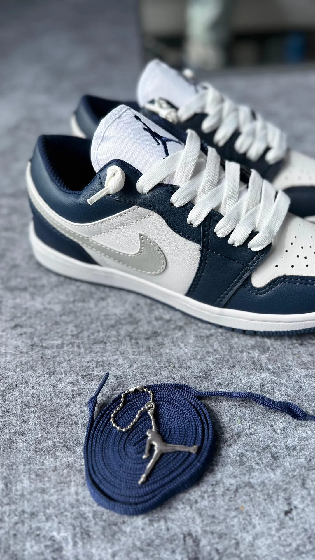 Tênis casual cano baixo branco com azul-marinho